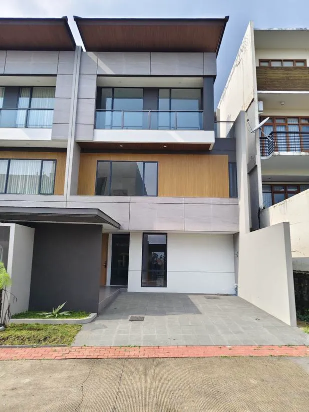 Rumah Mewah 3 Lantai Ada Kolam Renang Di Setra Duta Bandung Utara